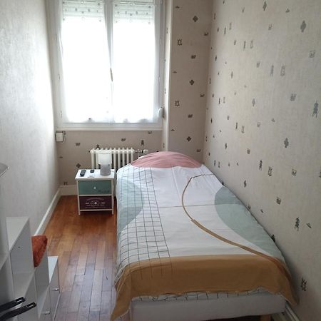 Petite Chambre Meublee Au Coeur De Ville - Chez L'Habitant Le Creusot Bagian luar foto