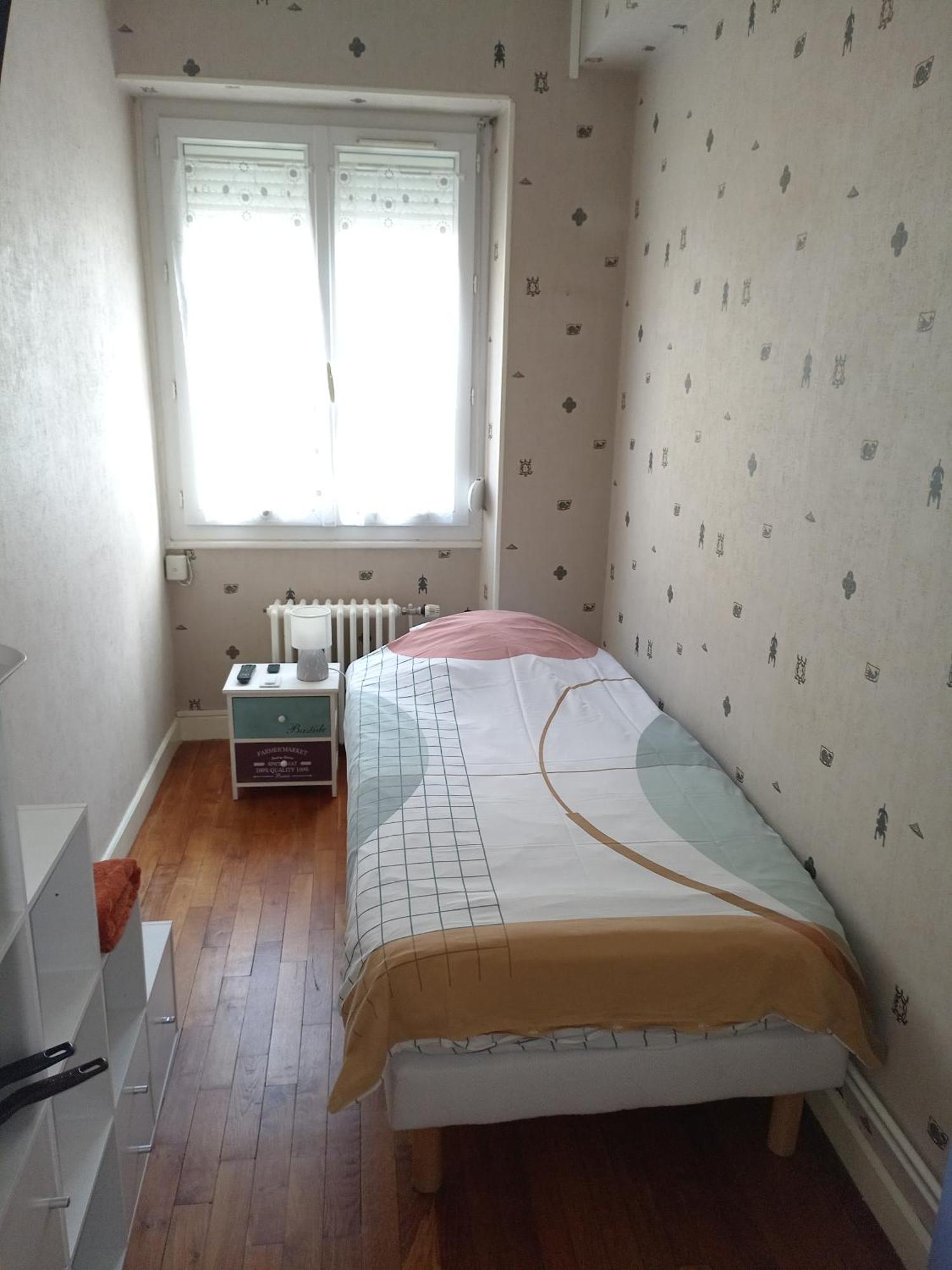 Petite Chambre Meublee Au Coeur De Ville - Chez L'Habitant Le Creusot Bagian luar foto